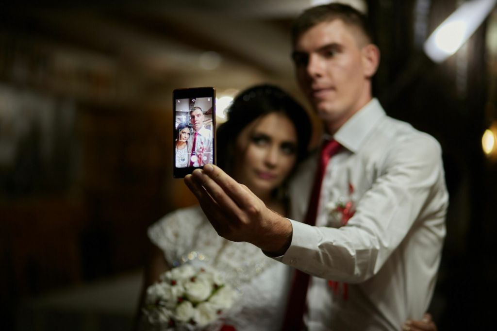 Pixabay - Photo d'illustration - Un couple de jeunes mariés qui se prend en