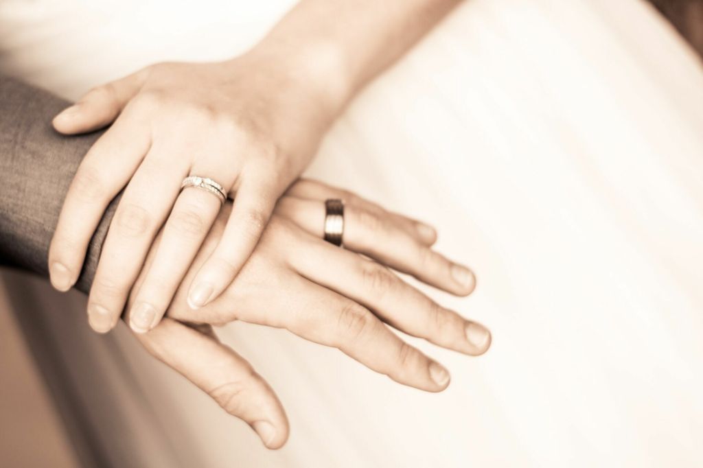 Adobe Stock - Photo d'illustration - Des époux, alliance à l'annulaire en signe de leur mariage, font réaliser une photographie de leurs mains.