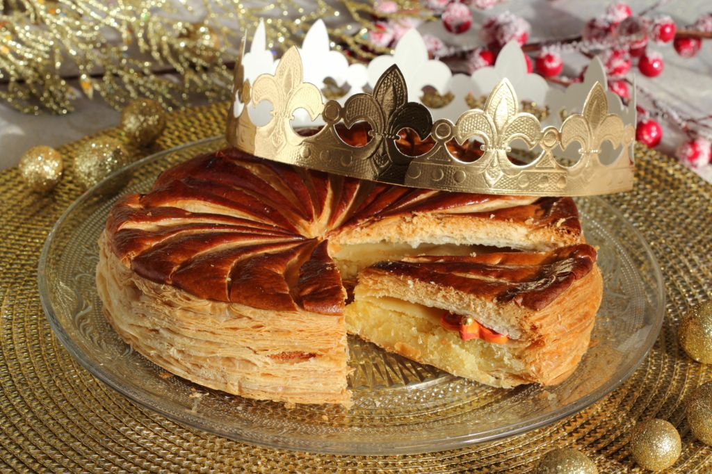 Adobe Stock - Photo d'illustration - Galette des rois préparée à l'occasion de l'Epiphanie, dont la fève est visible.