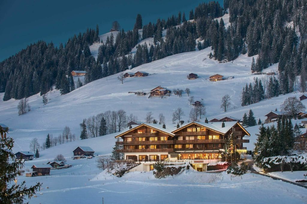 ABC Salles - Une imprenable vue sur le Grand Chalet qui se situe en plein cœur des montagnes enneigées.