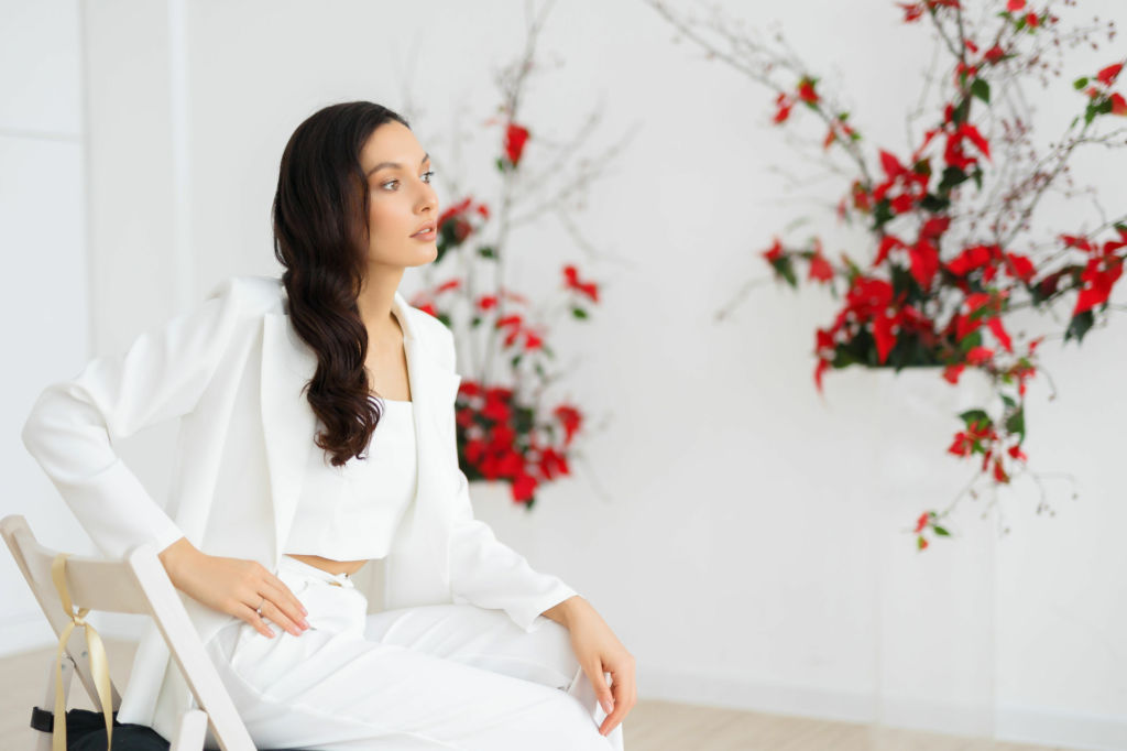 Adobe Stock - Photo d'illustration - Future mariée en plein essayage de tenue, avec un penchant pour les ensembles.