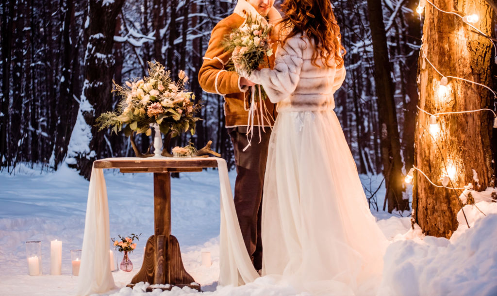 Adobe Stock - Photo d'illustration - Un couple qui s'est marié en plein hiver, dans un décor lumineux et rustique.