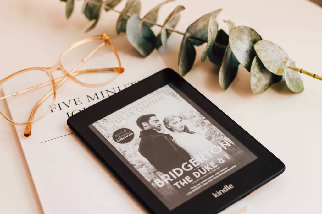 Unsplash - Photo d'illustration - Une affiche de la série La Chronique des Bridgerton sur l'écran d'une tablette Kindle.