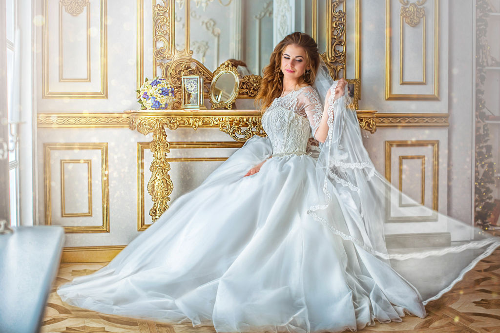 Adobe Stock - Photo d'illustration - Une jeune mariée dans une robe de princesse pose dans la chambre d'un château.
