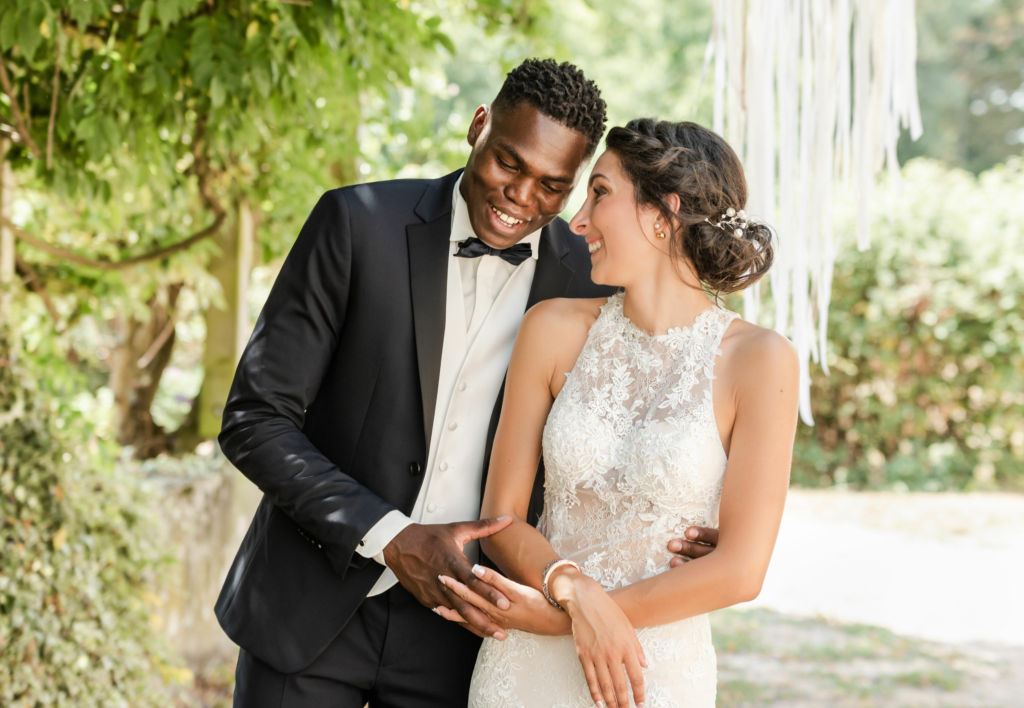 Adobe Stock - Photo d'illustration - Un couple de mariés posant pour ses photos de mariage.