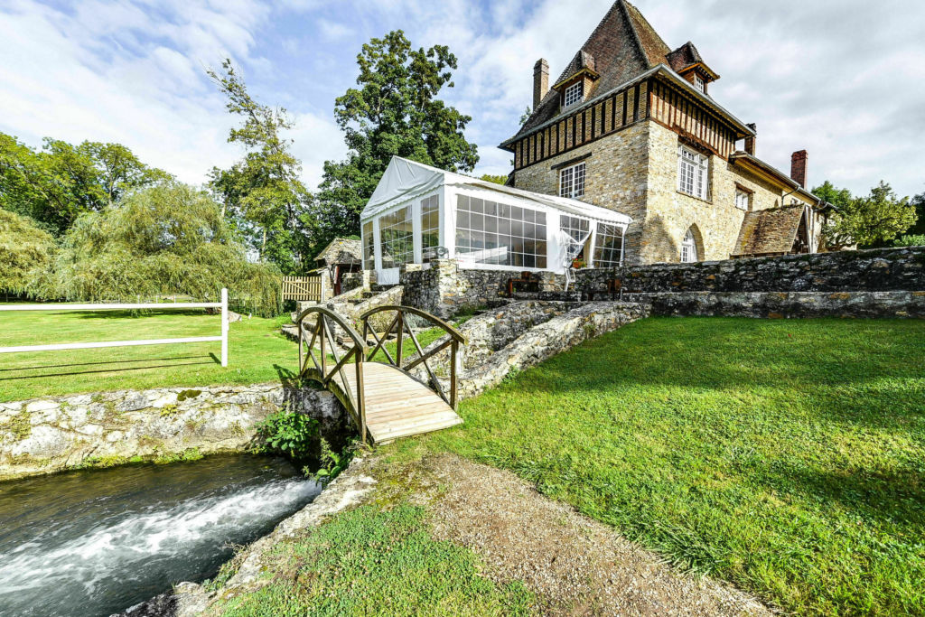 ABC Salles - Apaisant, le ruisseau d'eau du Manoir des Foulons - qu'un pont de bois traverse - est l'élément parfait pour réaliser des photos empreintes de romantisme.