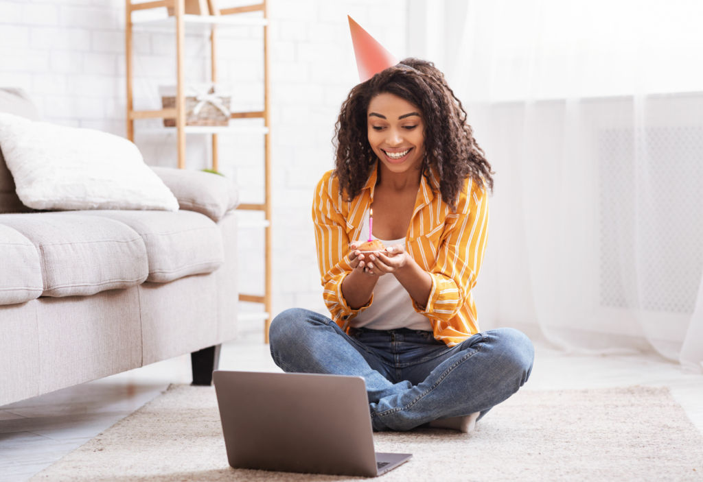 Adobe Stock - Fêter son anniversaire et souffler ses bougies en visio, la nouvelle tendance apportée par de la COVID-19.