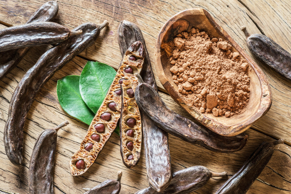 Adobe Stock - Sa couleur et son goût font de la caroube un parfait substitut au chocolat.