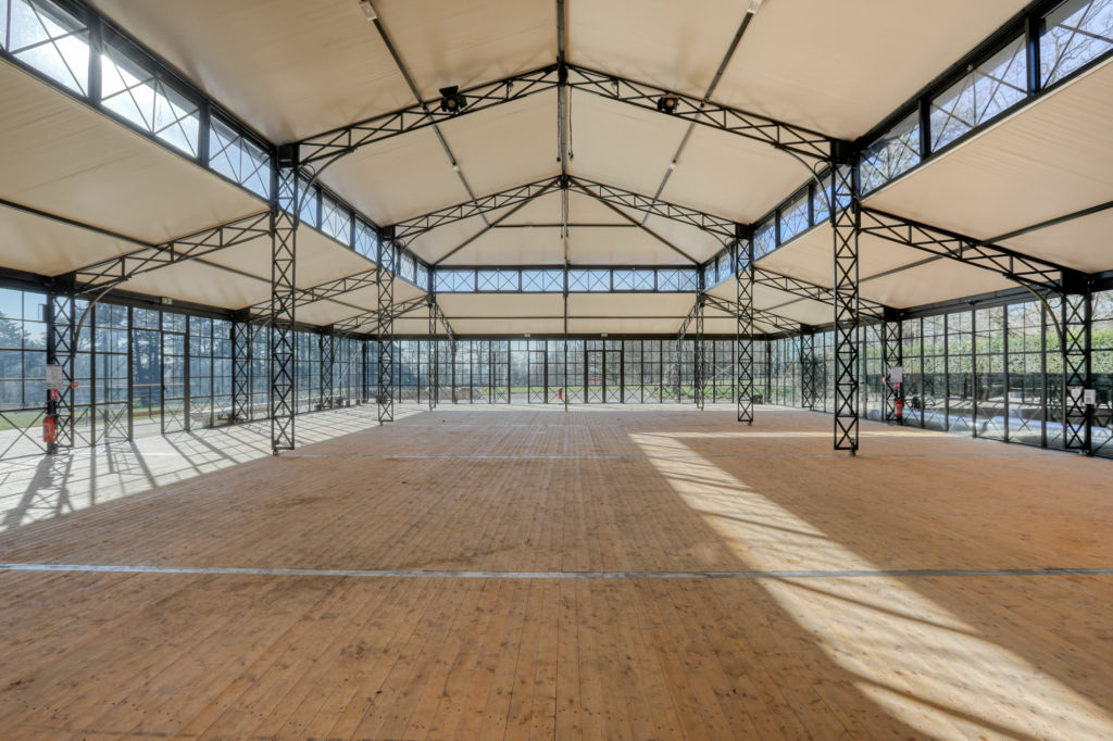ABC Salles - Avec sa superficie de 504 m², l'Orangerie du Château de Thoiry, dans les Yvelines, peut accueillir plusieurs centaines de personnes assises.<br>