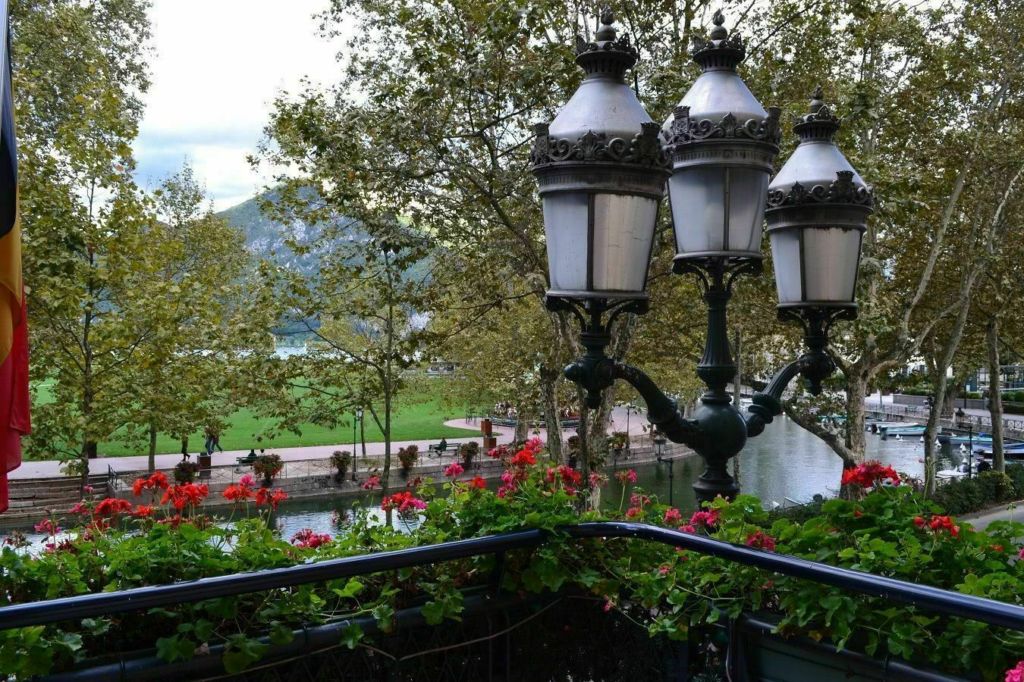 ABC Salles - Face au lac et au cœur de la zone historique et commerçante, le Splendid Hôtel propose des espaces équipés et aménagés pour accueillir les professionnels.