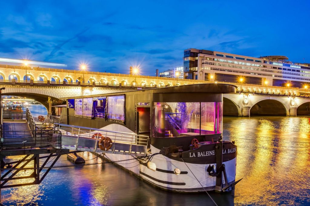 ABC Salles - Amarrée le long des quais de Seine, à Paris, la Baleine Blanche peut accueillir jusqu'à 90 convives à l'occasion d'un banquet de mariage.