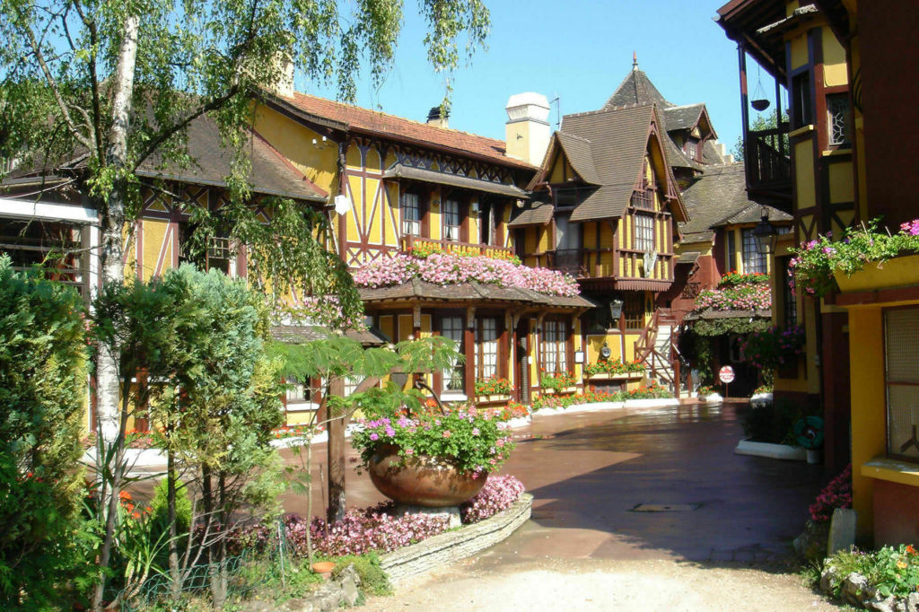 ABC Salles - Ceint de maisons à colombage, l'Ecu de France est une salle de réception qui semble tout droit venir de l'univers de La Belle et la Bête.