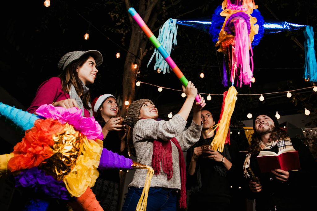 Adobe Stock - Photo d'illustration - Frapper sur un récipient pour en récolter les friandises, c'est ce que permet la piñata depuis des millénaires.