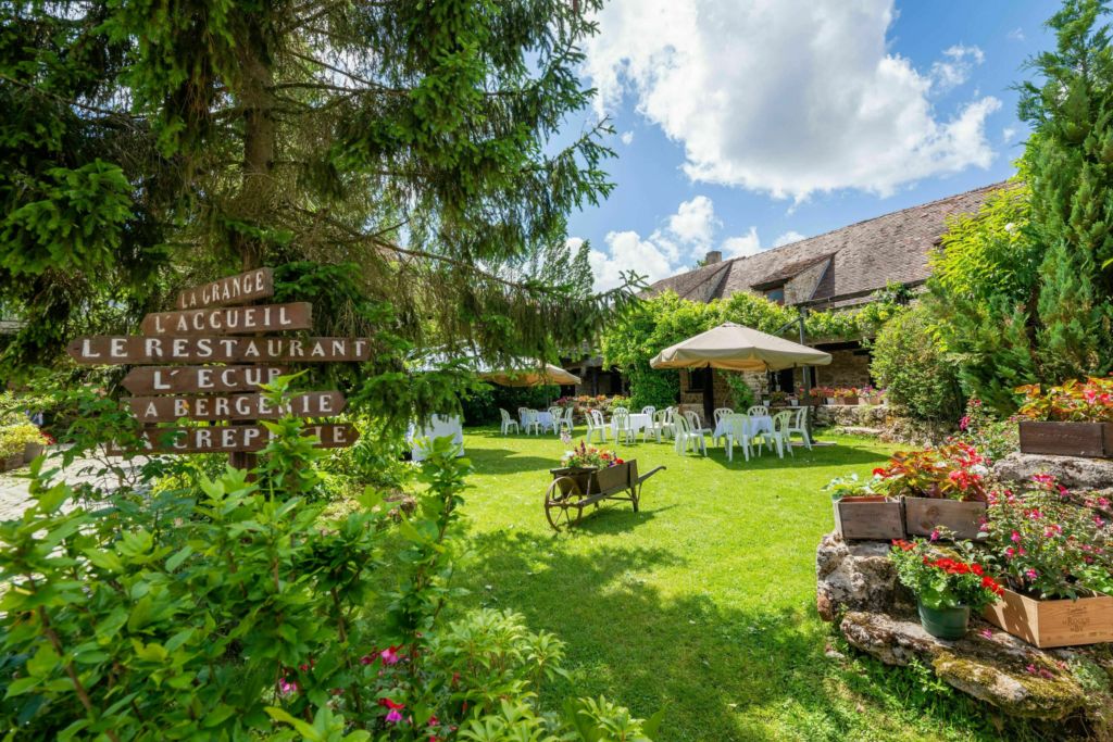 ABC Salles - Derrière l'authentique ferme templière du XVIe qu'est le relais de la Benerie se cache un magnifique jardin verdoyant.
