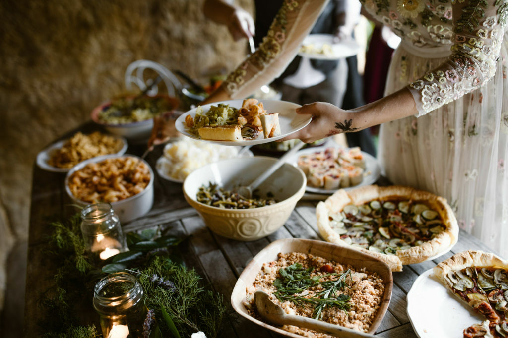 Adobe Stock - Une jeune mariée profite d'un buffet faisant la part belle à la cuisine végétarienne pour se sustenter. Un concept alimentaire qui exclut les protéines animales et fait de plus en plus d'adeptes.