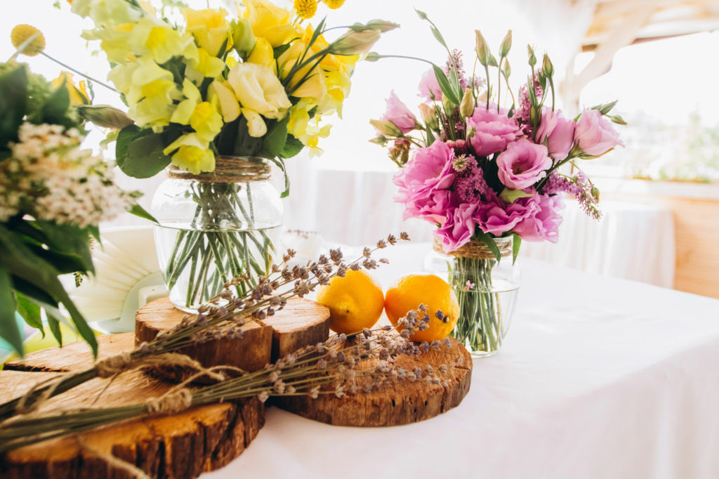Adobe Stock - photo d'illustration - Cet assemblage de bouquets de fleurs colorées disposées sur des rondins de bois, forme un beau rappel à la nature.