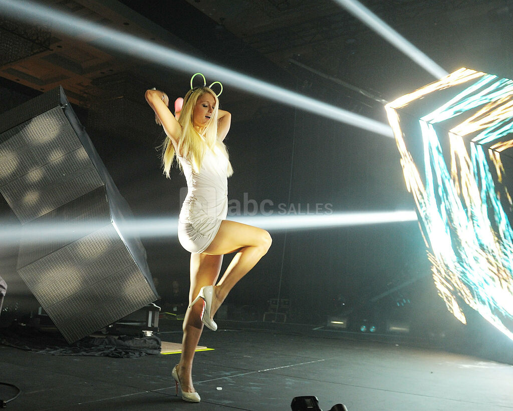 Flickr - Créateur : Denise Truscello | Crédits : WireImage - Paris Hilton, lors d'un show au Cosmopolitan de Las Vegas. L'héritière, Jetsetteuse et Djette s'est mariée sur 3 jours, à compter du 11 novembre 2021.<br>