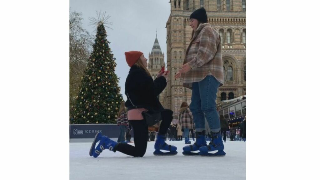 Capture d'écran de la vidéo lors de la demande en mariage des deux amoureuses, à Londres. Ici c'est Eva qui a le genou au sol. 