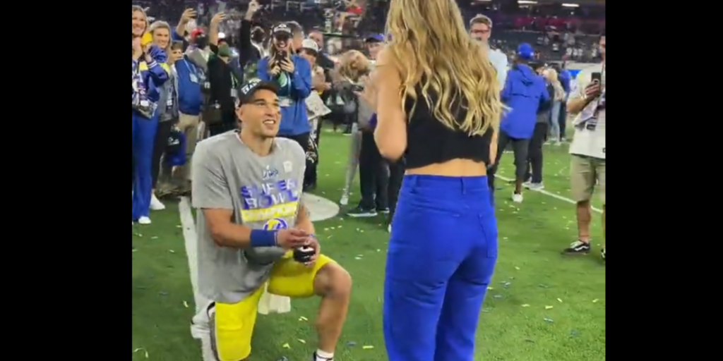 Capture d'écran Twitter - Le footballeur américain, Taylor Rapp, a profité de la victoire de son équipe, les Rams de Los Angeles, lors du 56e Super Bowl, pour demander en mariage son amoureuse de longue date. Et elle a dit oui !<br>