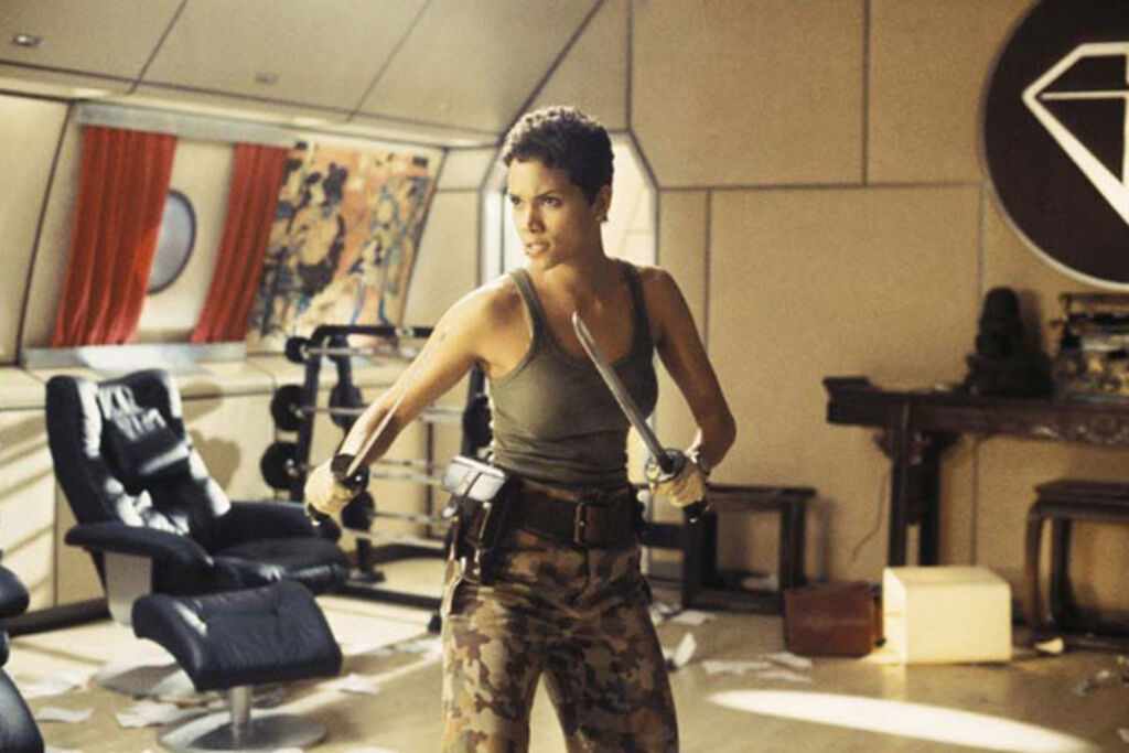 Allociné - Jinx, avec un pantalon militaire, interprétée par Halle Berry.