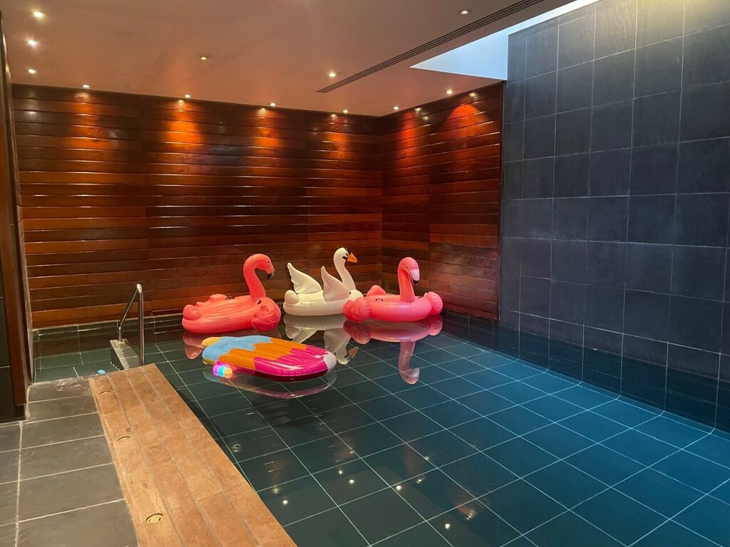 ABC Salles - Des bouées ont été disposé dans la piscine de l'Hôtel afin de recréer l'ambiance d'une pool party.