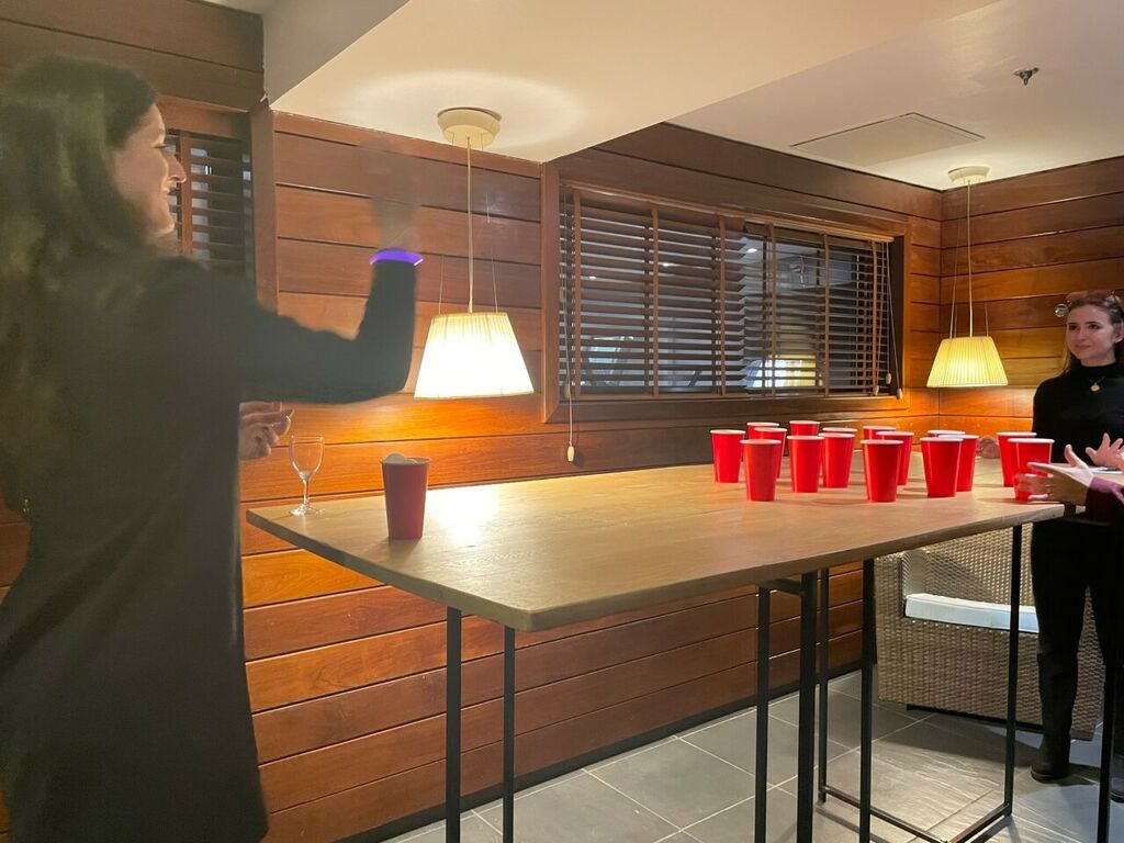 ABC Salles - La table du prize pong a été mise en place juste à côté de la piscine de l'hôtel