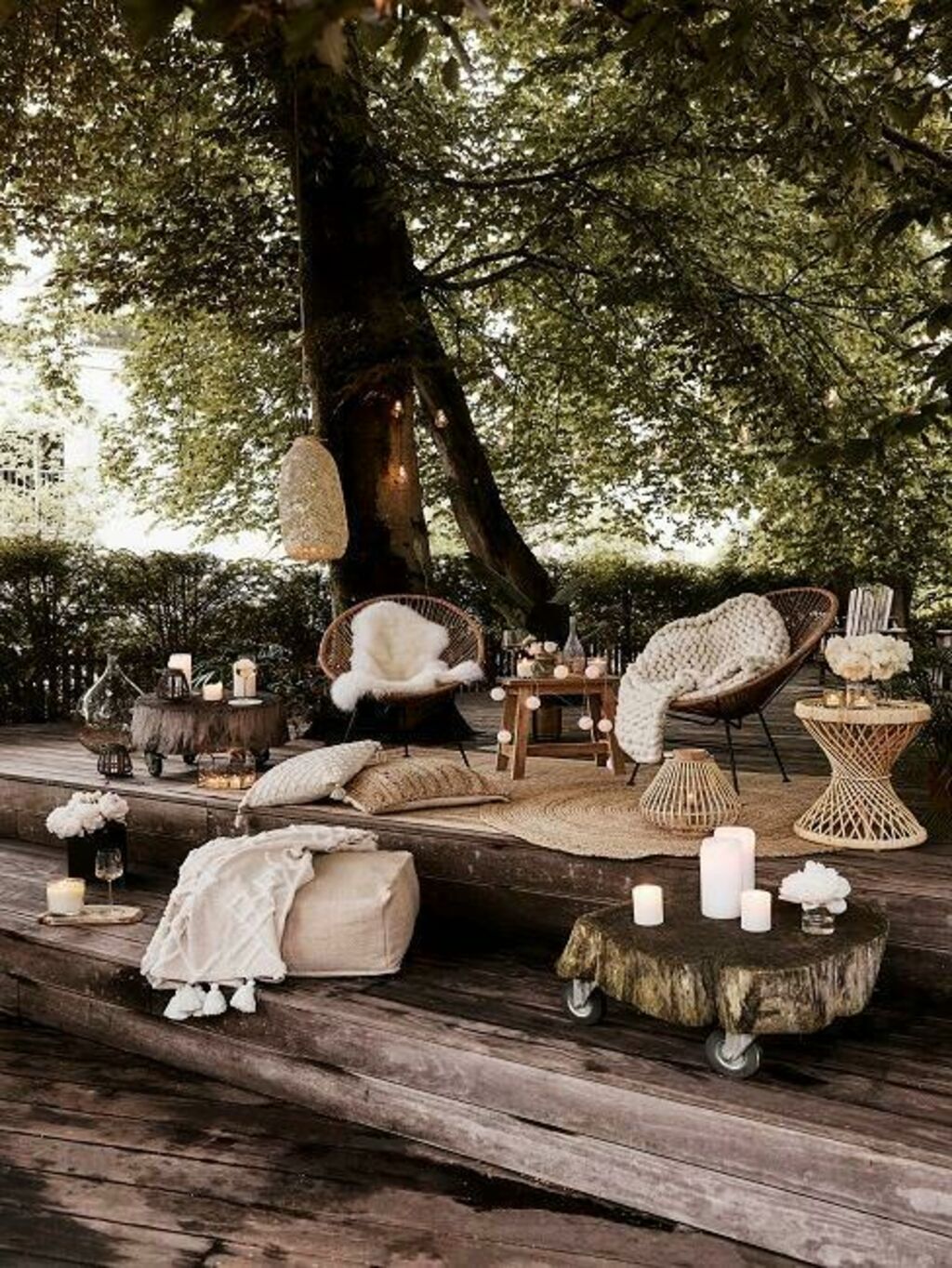 Westwing - En fibres naturelles, les tapis s'en viennent apporter leur chaleur visuelle à la décoration de mariage, permettant alors la confection d'allée de cérémonie.<br>