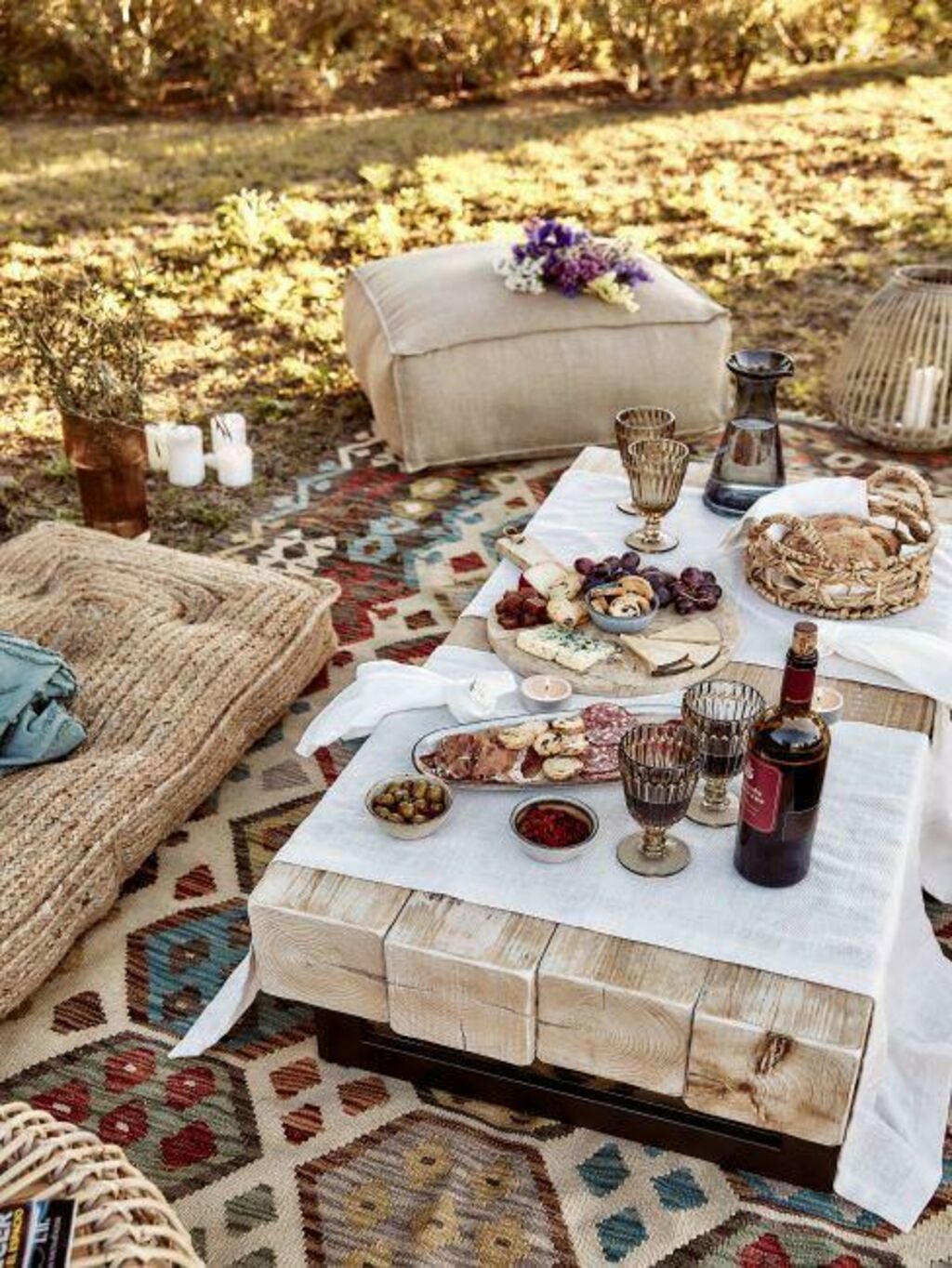 Westwing - Pourquoi installer des chaises pour une réception, quand on peut profiter de la convivialité offerte par les poufs ?<br>