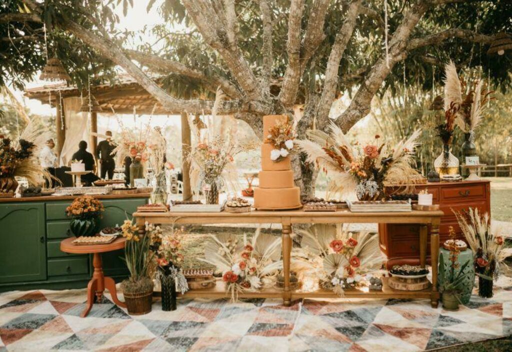 Westwing - Une atmosphère des plus romantiques. Ce que vous pouvez apporter à votre réception extérieure, de mariage ou d'anniversaire de mariage, en installant de grands vases.