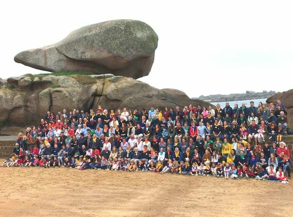 Facebook - Isabelle Boujon Duquesne - 259 des 400 membres de la famille Lalo se sont rendus à Trégastel, terre de leurs ancêtres, pour une cousinade géante.