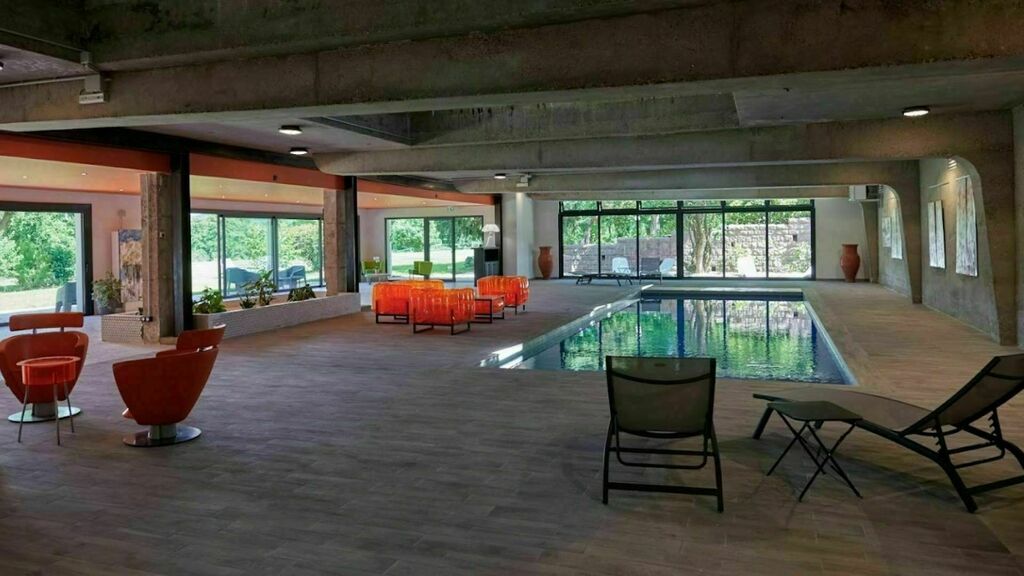 ABC Salles - Succombez à la modernité du Château de Charmeil. 5 chambres et 16 couchages sont disponibles pour simplifier l'organisation de vos séminaires. 