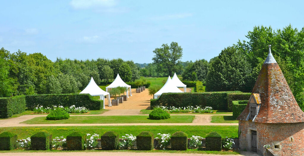 ABC Salles -  Le Château de Beauvoir et son jardin idyllique n'attendent plus que vous et vos collaborateurs. Ce bel endroit féérique et bien équipé dispose d'une orangerie de 300m². 35 couchages mis à disposition pour la nuit. 