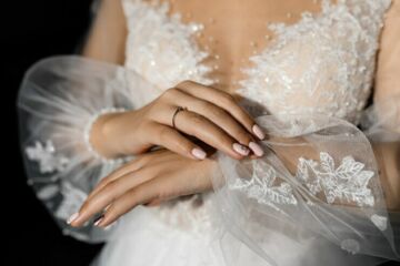 La main de la mariée à l'honneur : soins et astuces beauté du monde