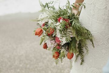 Les 8 fleurs incontournables pour un bouquet de mariée sur le thème champêtre