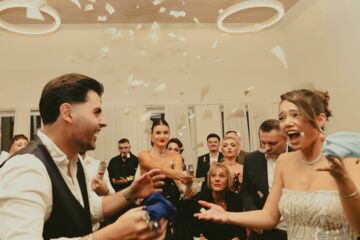 Humour et jeux de mariage : comment faire rire vos invités sans gêner personne ?