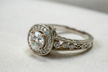 Serti clos : la bague de fiançailles qui protège votre pierre autant que votre amour