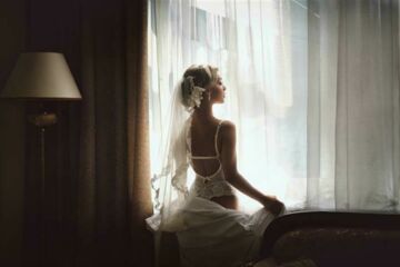 Des corsets aux bodys sculptant : l'histoire (pas si sage) de la lingerie de mariage féminine à travers les siècles