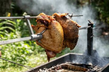 Broches, cochons, volailles : ces 7 viandes qui subliment un mariage grâce à la rôtissoire