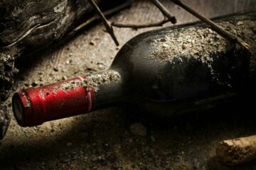 La bouteille de vin enterrée : une étonnante tradition américaine pour garantir le soleil à son mariage