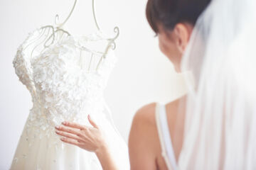 Pourquoi voir la robe de la mariée avant le mariage porterait malheur ?