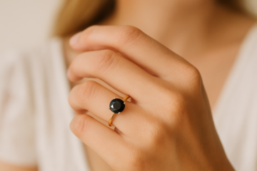 14 pierres noires, précieuses ou semi-précieuses, à oser pour une bague de fiançailles empreinte de mystère, de caractère et de lumière