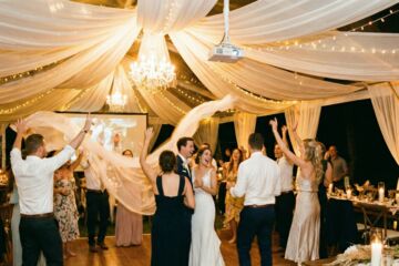 Drapés et jeux de lumière : la mise en scène d’un mariage vivant