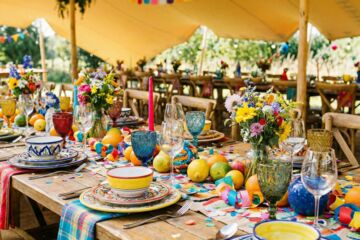 Mariage vitaminé : quelle décoration avec une vaisselle bariolée ?