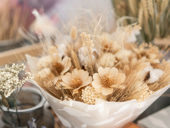 Poétiques, résolument rétros et écolos, les fleurs séchées sont de tous les mariages actuels !