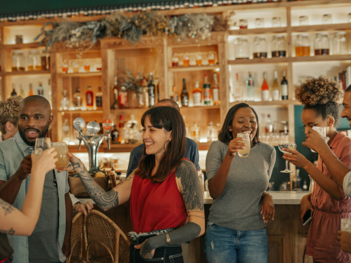 Tout savoir sur les afterworks à l’anglaise, avec 10 établissements à privatiser pour passer de bons moments avec ses collègues