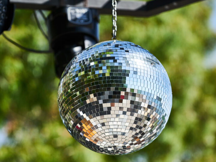 2 méthodes infaillibles pour réaliser une boule à facettes, élément de déco essentiel à une soirée disco réussie