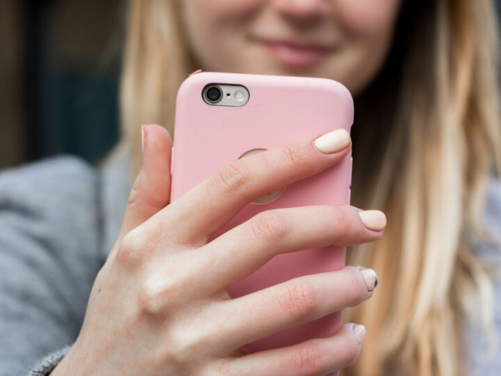 Ces 6 accessoires pour ranger votre téléphone vous aideront à déconnecter le temps d’un événement