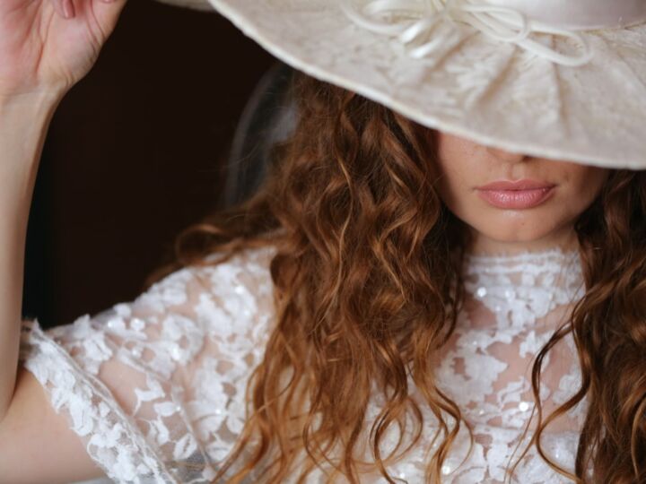 5 règles à connaître pour bien porter le chapeau, accessoire d’élégance ultime pour sublimer vos tenues de fête