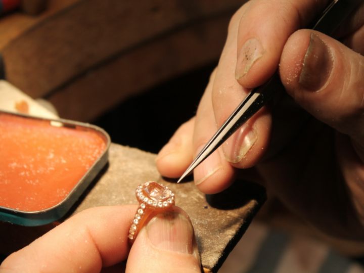 Bague Or 18 Carats Rose - 6 Grenats + Perle Culture - Taille 54/55 - Élégant Et Raffiné