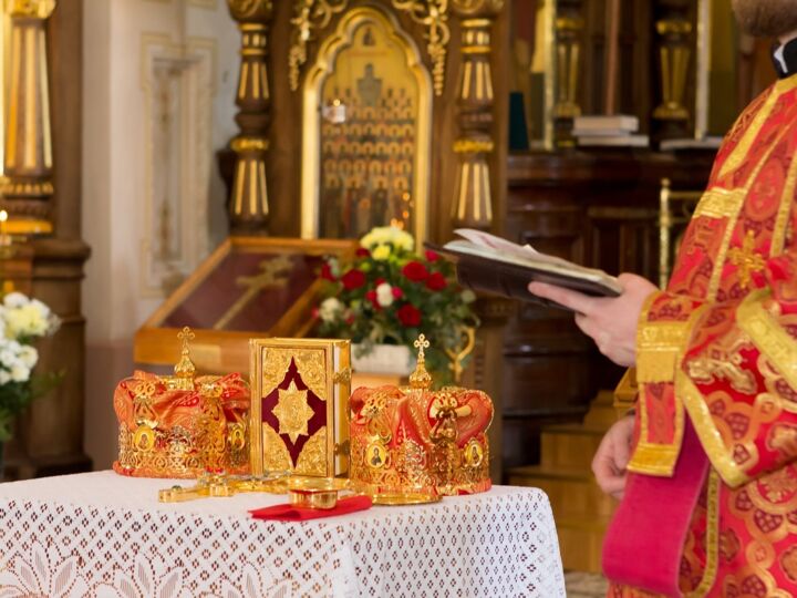 Le rôle des parrains et marraines dans un mariage grec orthodoxe : entre liens sacrés et amitiés éternelles